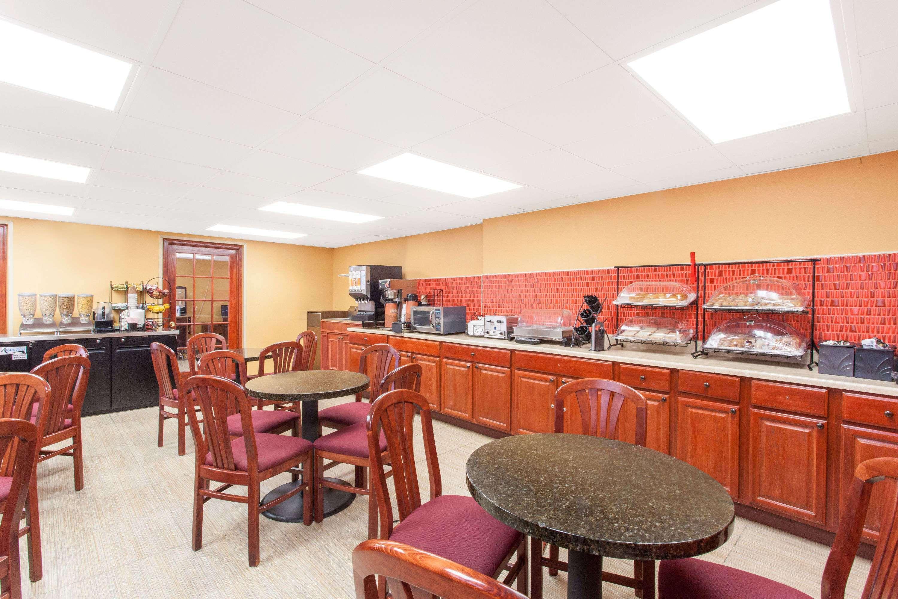 Howard Johnson By Wyndham Suffern Exterior foto